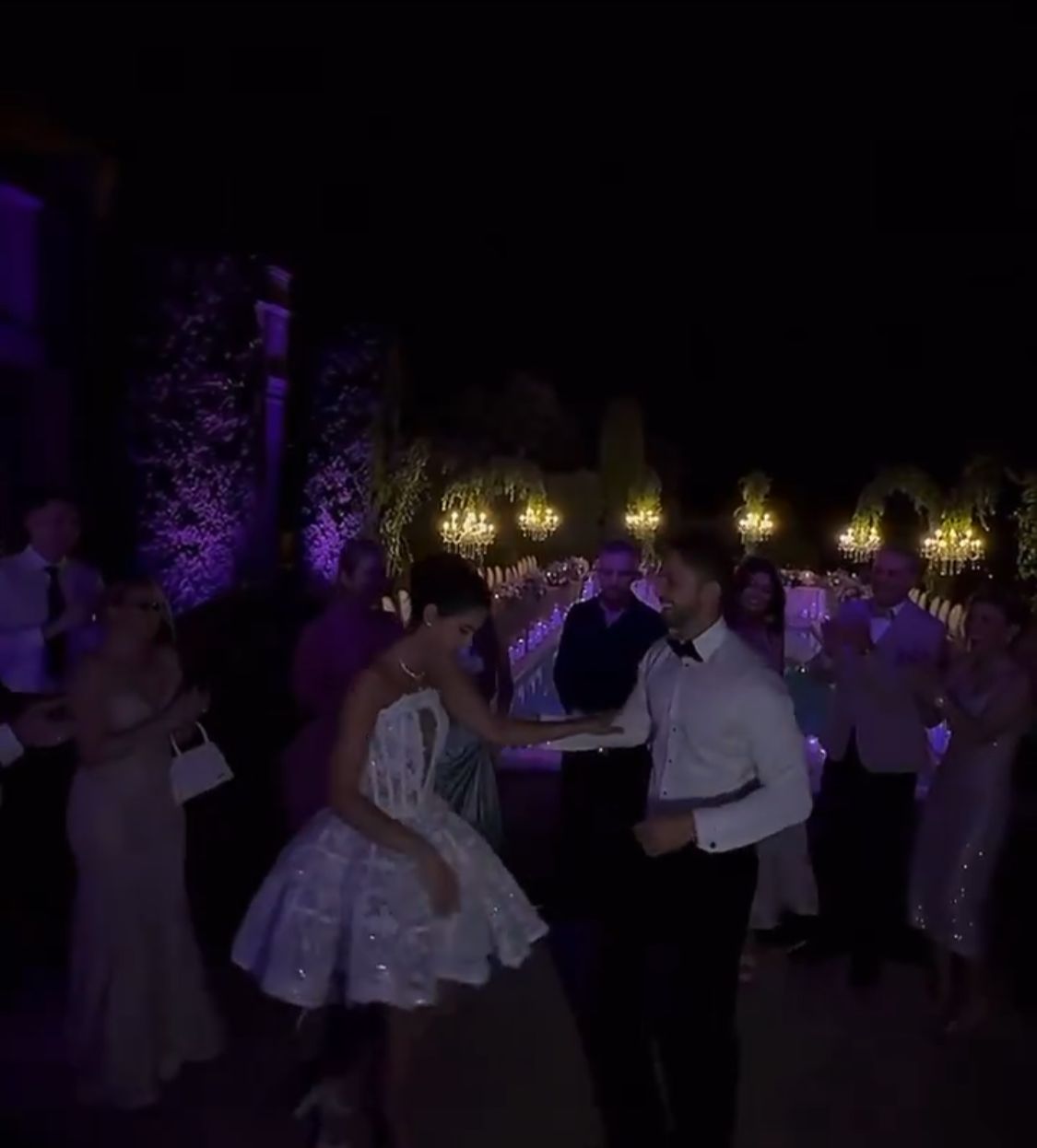 مهلاقا جابري تخطف الأنظار بإطلالتين جريئتين في حفل خطوبتها على ساحل أمالفي.. فيديو