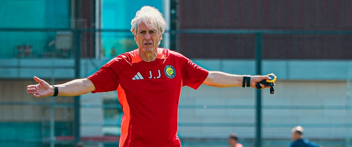 جيسوس يستبعد أيمن يحيى من الدفاع ويطالب بظهير جديد