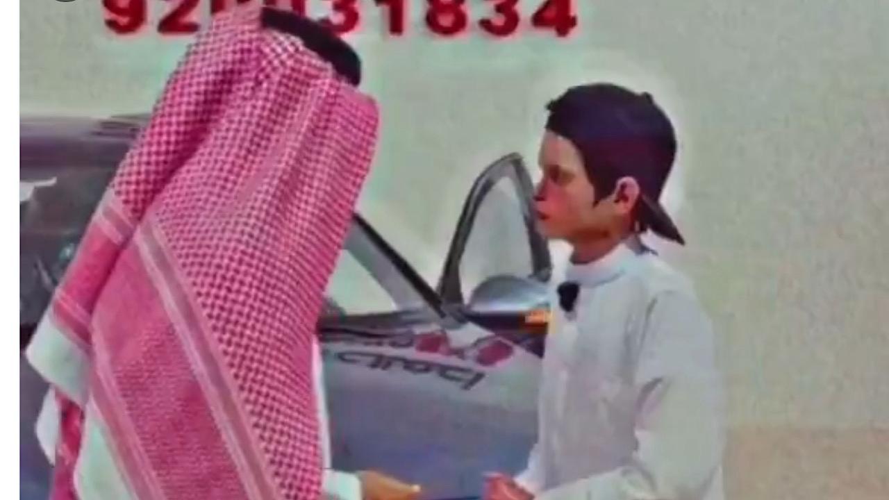 سعود القحطاني يهدي عبدالله السعدي سيارة فخمة.. فيديو