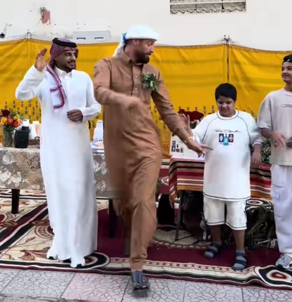 طفل يتحدى السرطان في الباحة ويحول مشروع الشاهي الخاص به إلى رسالة أمل .. فيديو