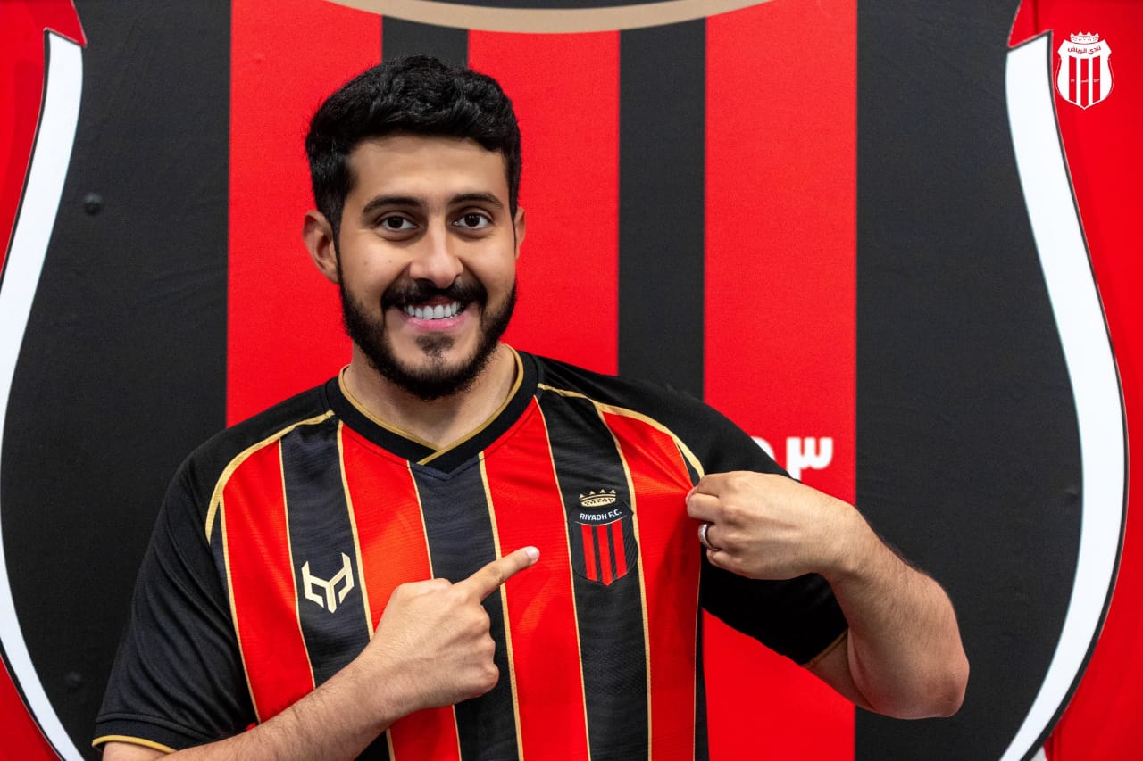 الرياض يتعاقد مع يوتيوبر لحراسة مرماه .. صور