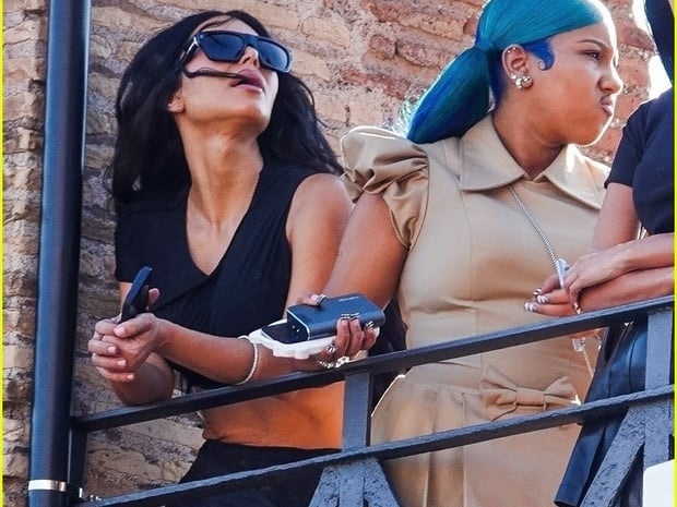 ابنة كيم كارداشيان تثير الجدل بإطلالاتها في روما وميلانو