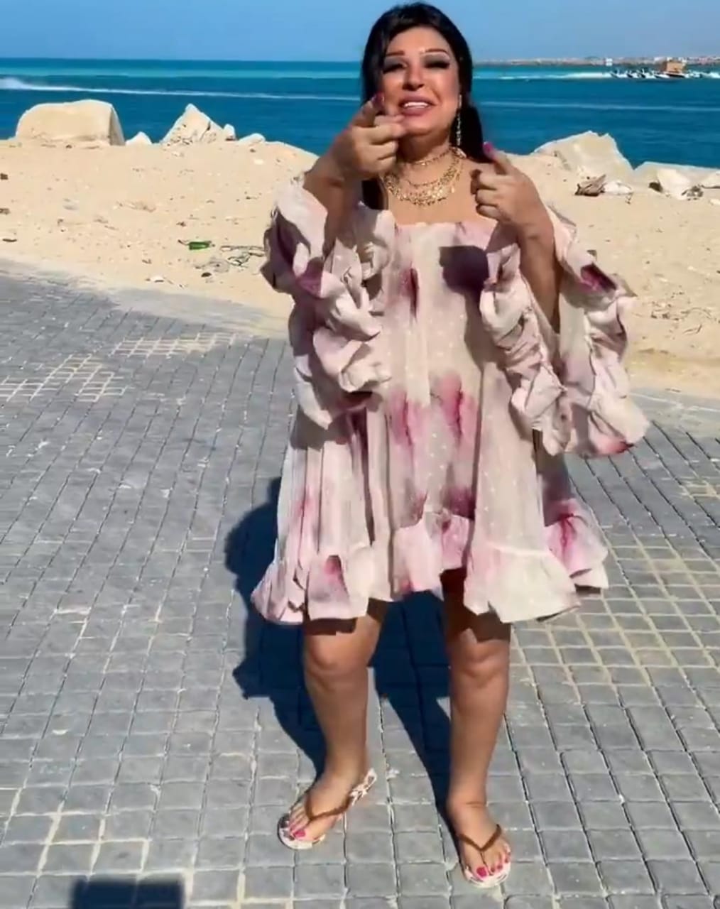 فيفي عبده تشعل مواقع التواصل بوصلة رقص على البحر .. فيديو