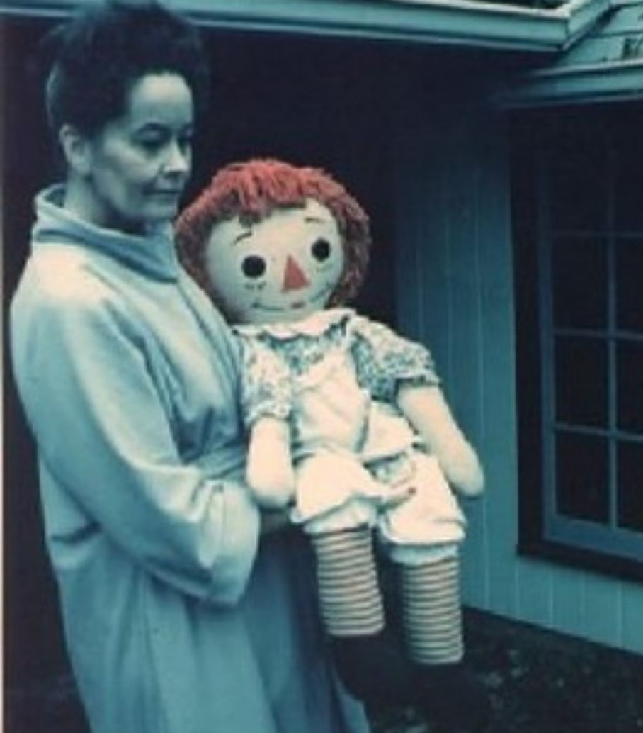 الدمية أنابيل تعود للأضواء بعد انتقالها لمالك جديد .. فيديو