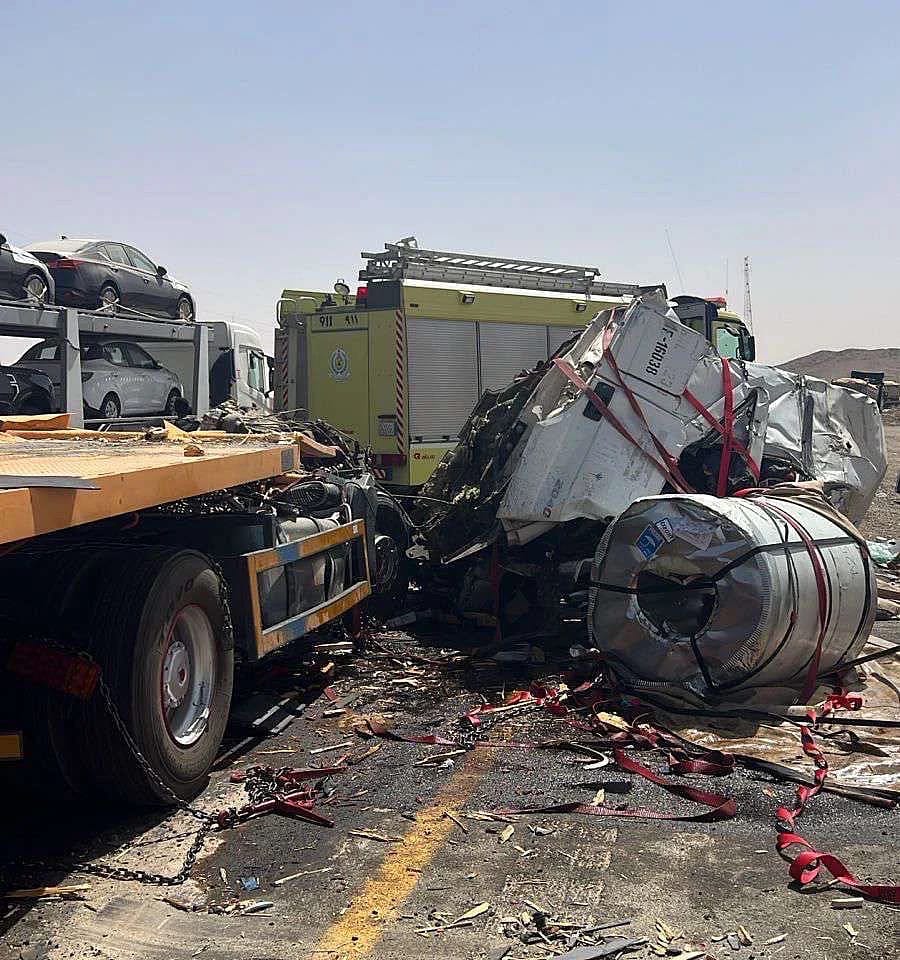 حادث مروع بين شاحنة وقلاب على طريق الرياض الطائف .. صور