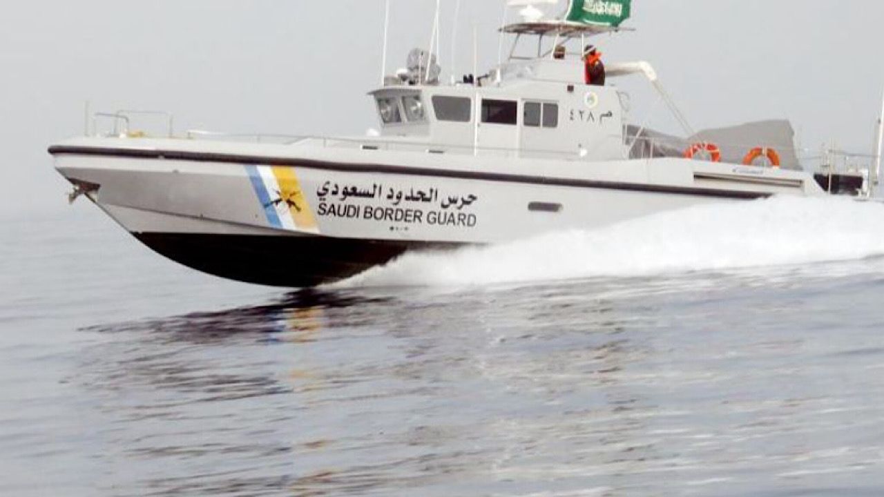 حرس الحدود ينقذ مقيمين تعطلت واسطتهما البحرية في عرض البحر
