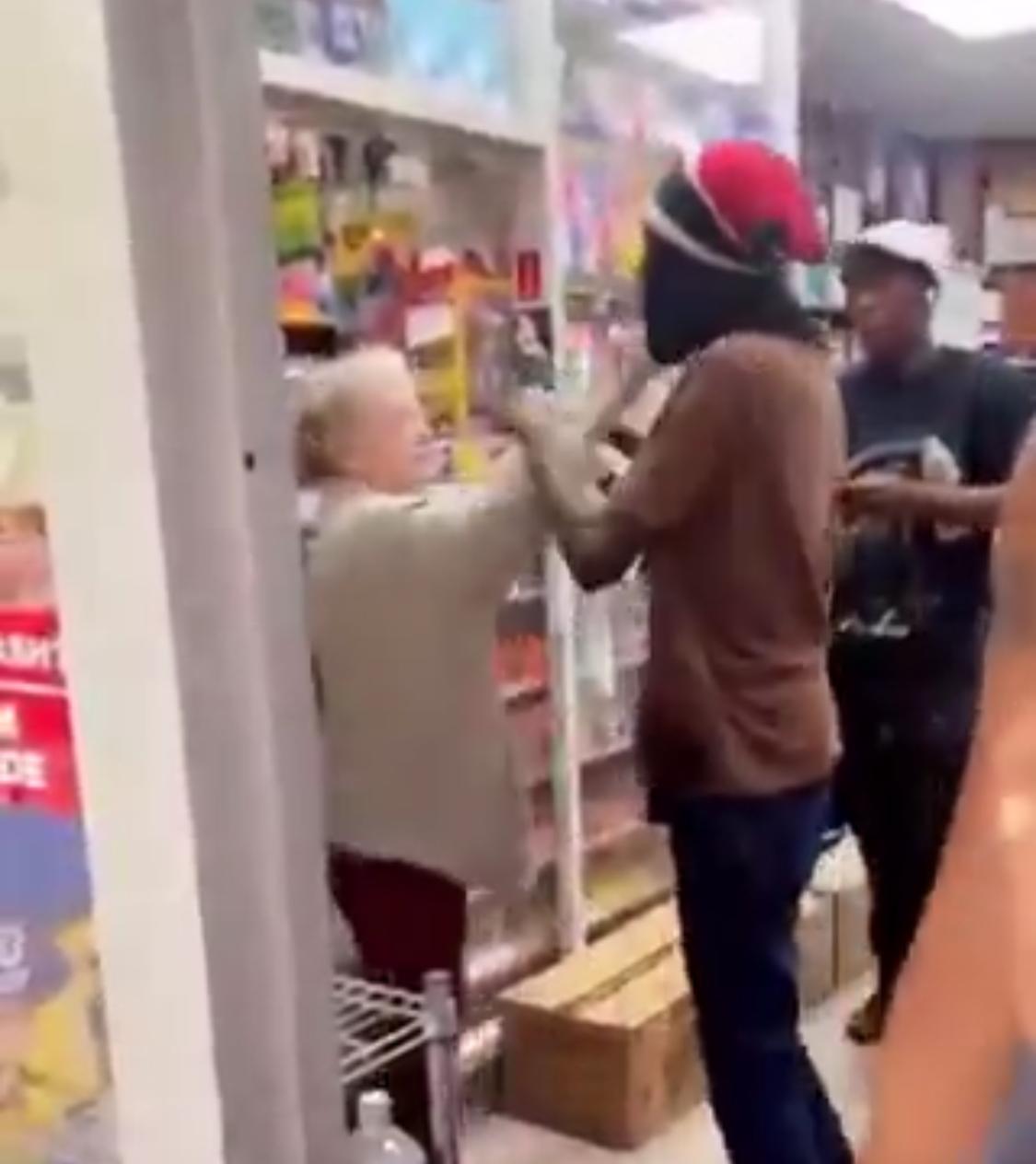 رجل يعتدي بالضرب المبرح على سيدة مسنة بعمر الـ 80 عاما.. فيديو