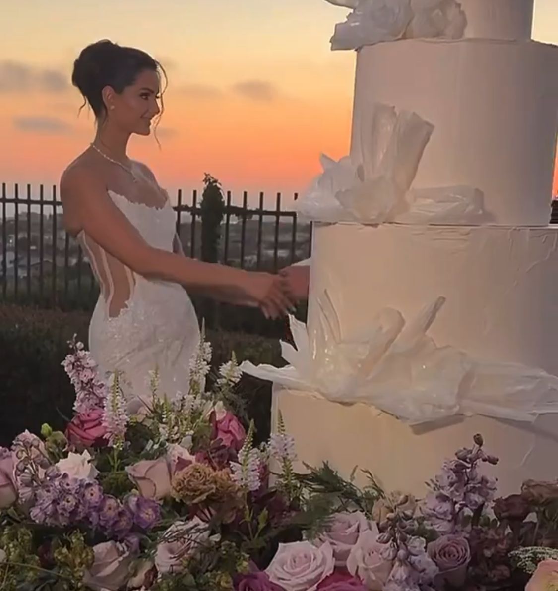 مهلاقا جابري تخطف الأنظار بإطلالتين جريئتين في حفل خطوبتها على ساحل أمالفي.. فيديو