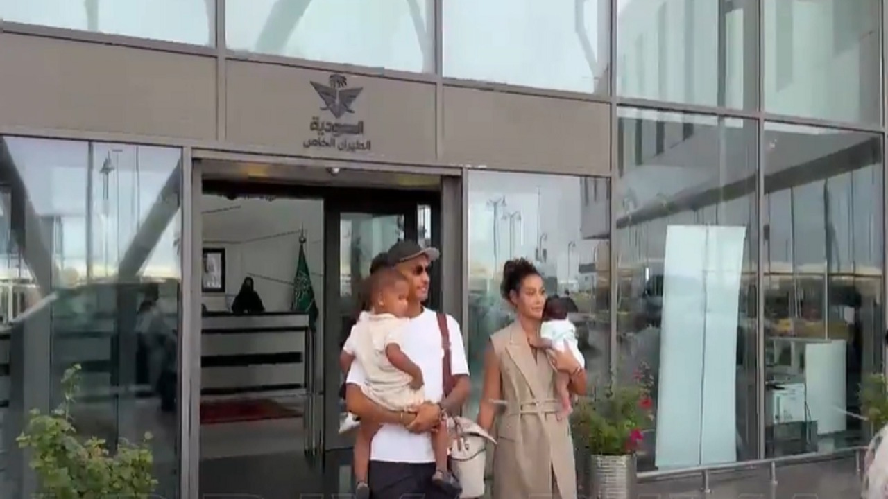 ميلوت يصل إلى جدة برفقة عائلته .. فيديو