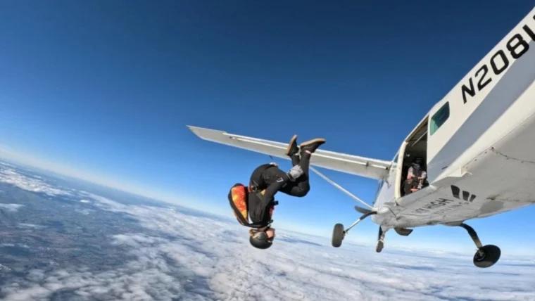 لاعبة قفز بالمظلات تنهي حياتها من ارتفاع شاهق.. صور