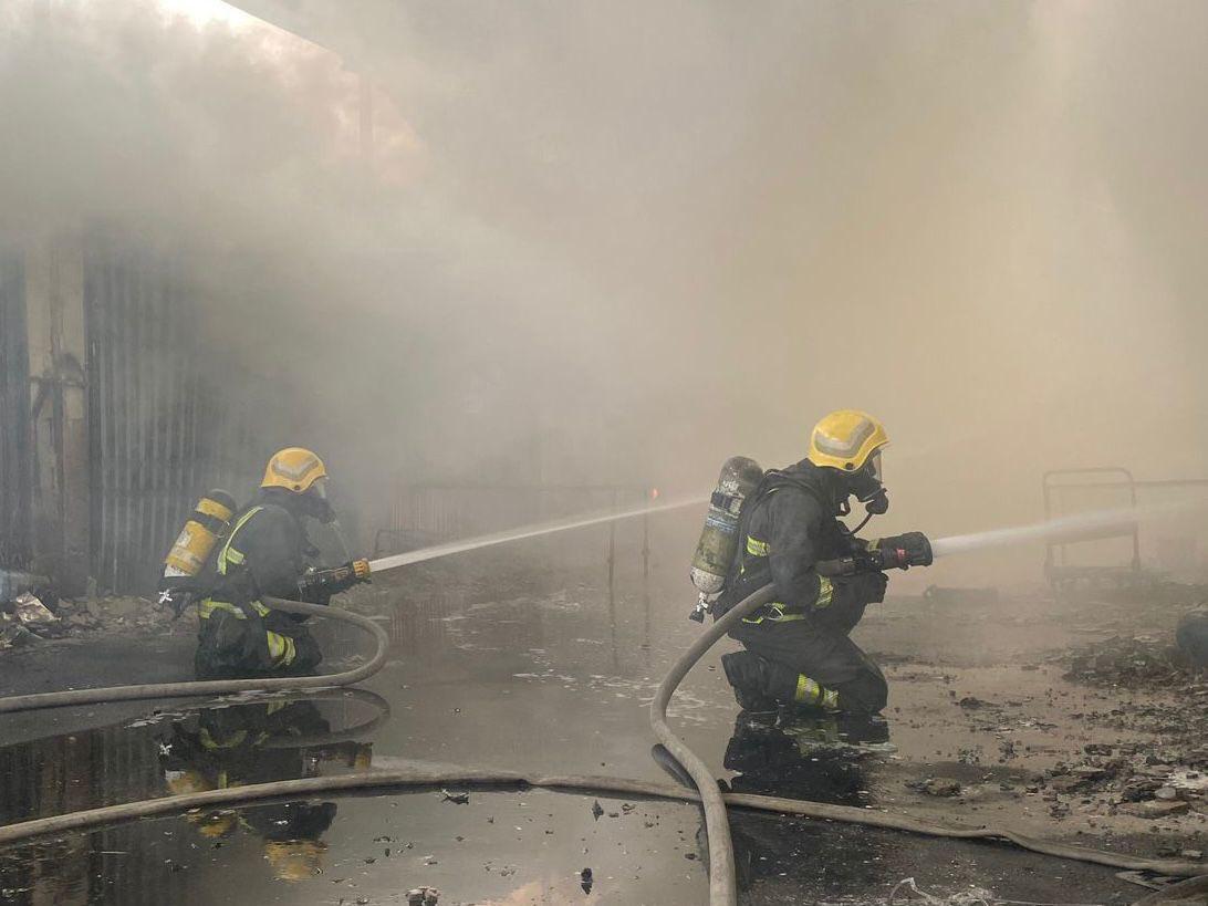 إخماد حريق في محال تجارية بحي الرمال.. صور