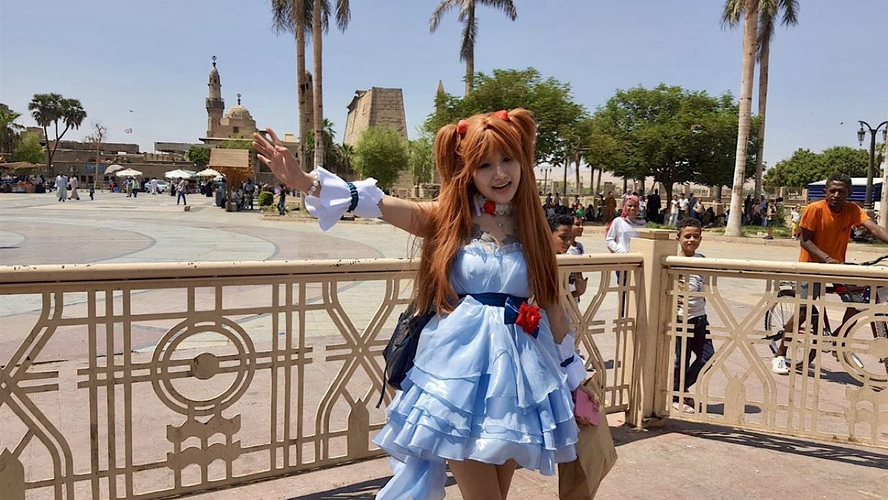 سائحة صينية تخطف الأنظار والأهالي يشبهونها بـ باربي.. صور