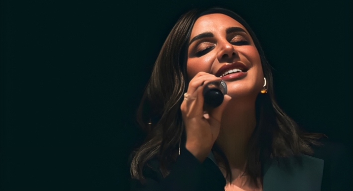 أنغام تصل القاهرة بطائرة خاصة بعد رحلة علاجية في ألمانيا