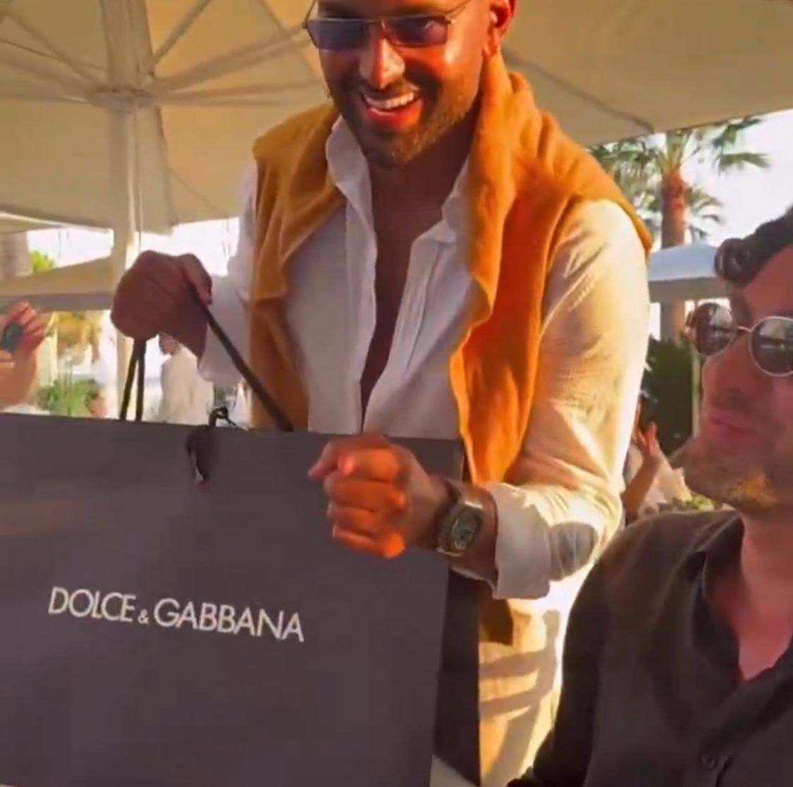 ملكة كابلي: مدير أعمالي يغرقني بالهدايا كل يومين.. فيديو