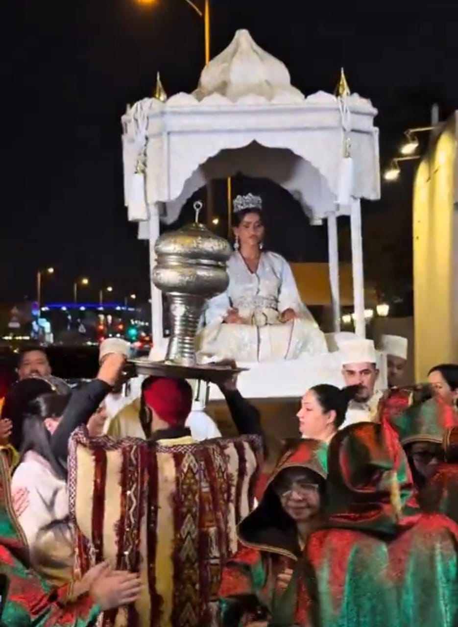 الدكتورة يومي تزف محمولة على الأعناق وتشعل مواقع التواصل فيديو