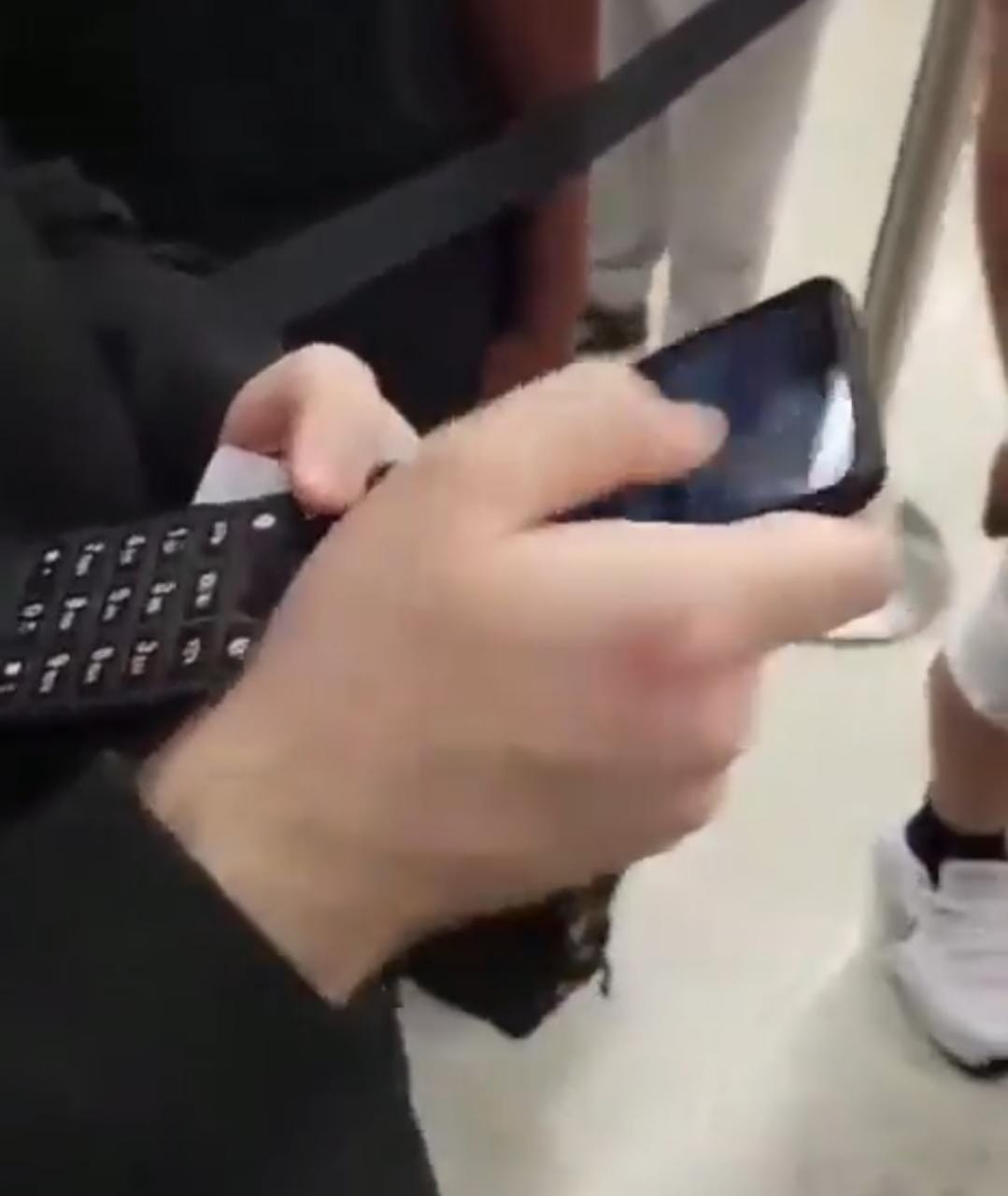 رجل يثير الغضب بتصوير فتيات قاصرات في مطار نيويورك .. فيديو