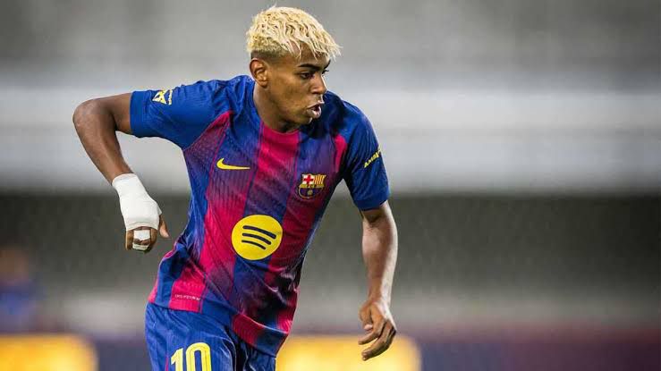 لامين يامال يرد بسخرية على شائعات تزوير عمره