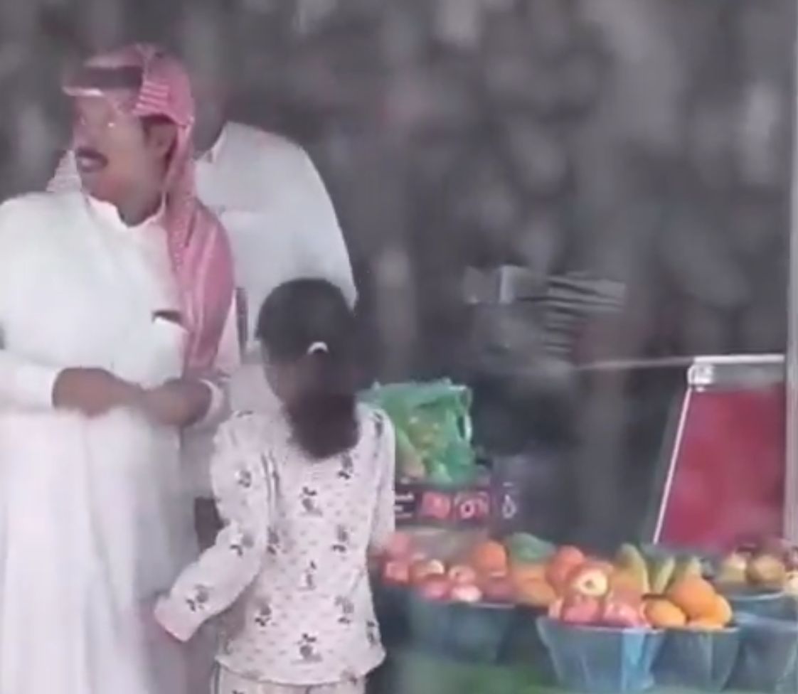 طفلة تتحايل بذكاء على والدها لدفع الحساب بدلا عنه.. فيديو