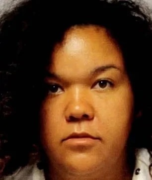 طفلة تقفز من نافذة هربا من والدها