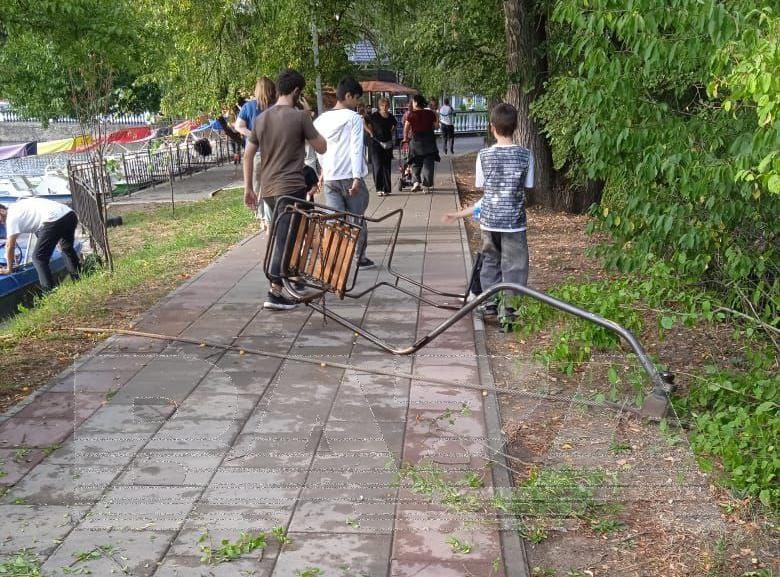 مشاهد مروعة لركاب معلقين بعد انهيار تلفريك بروسيا.. فيديو