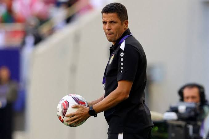 الجزيرة يقيل مدربه الحسين عموتة بعد هزيمته