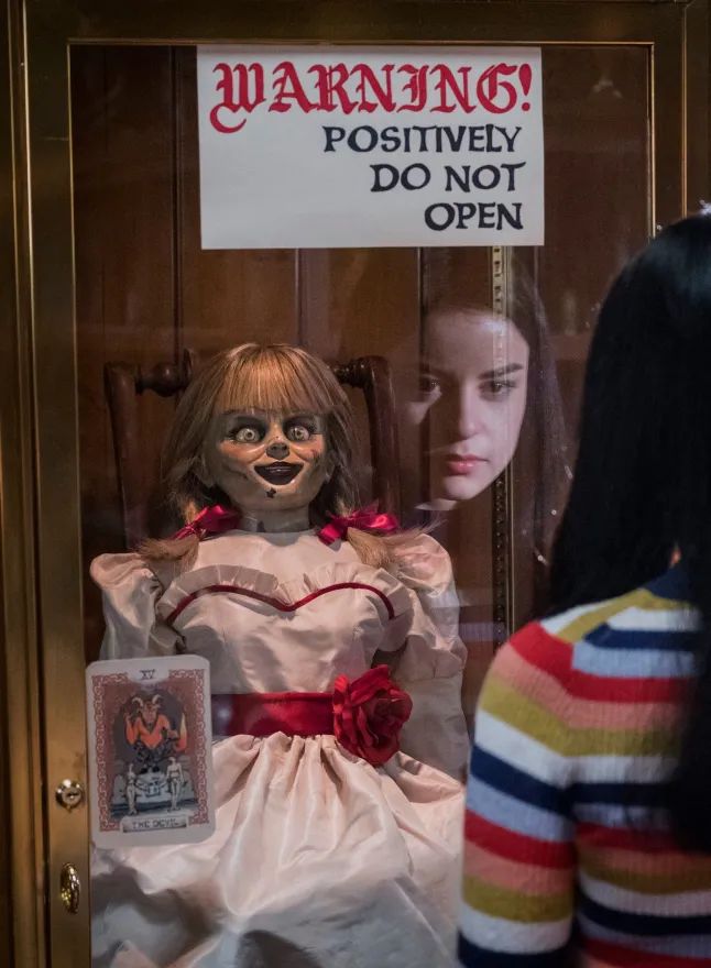 الدمية أنابيل تعود للأضواء بعد انتقالها لمالك جديد .. فيديو