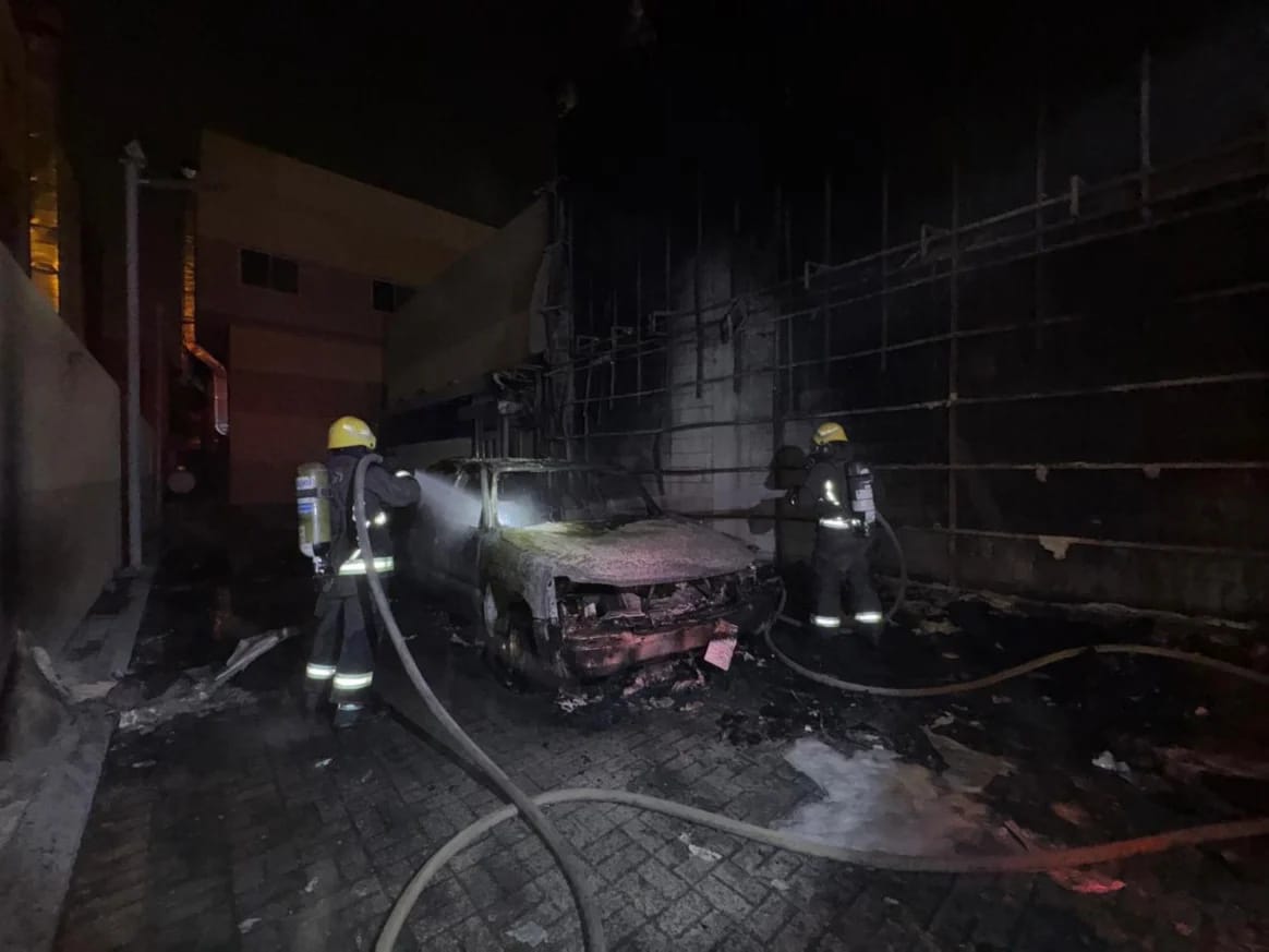 إخماد حريق في مركبة بالرياض