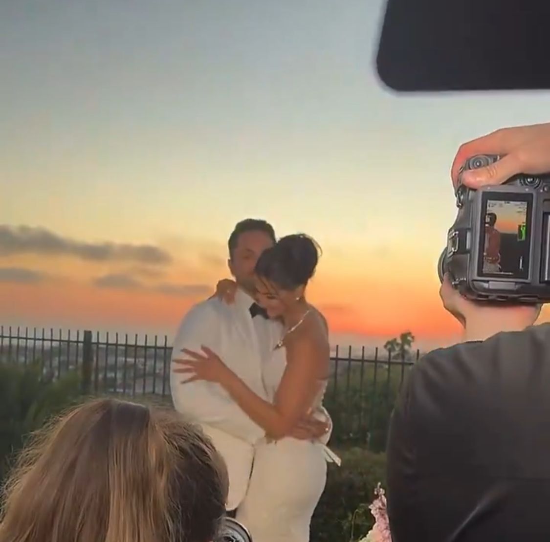 مهلاقا جابري تخطف الأنظار بإطلالتين جريئتين في حفل خطوبتها على ساحل أمالفي.. فيديو