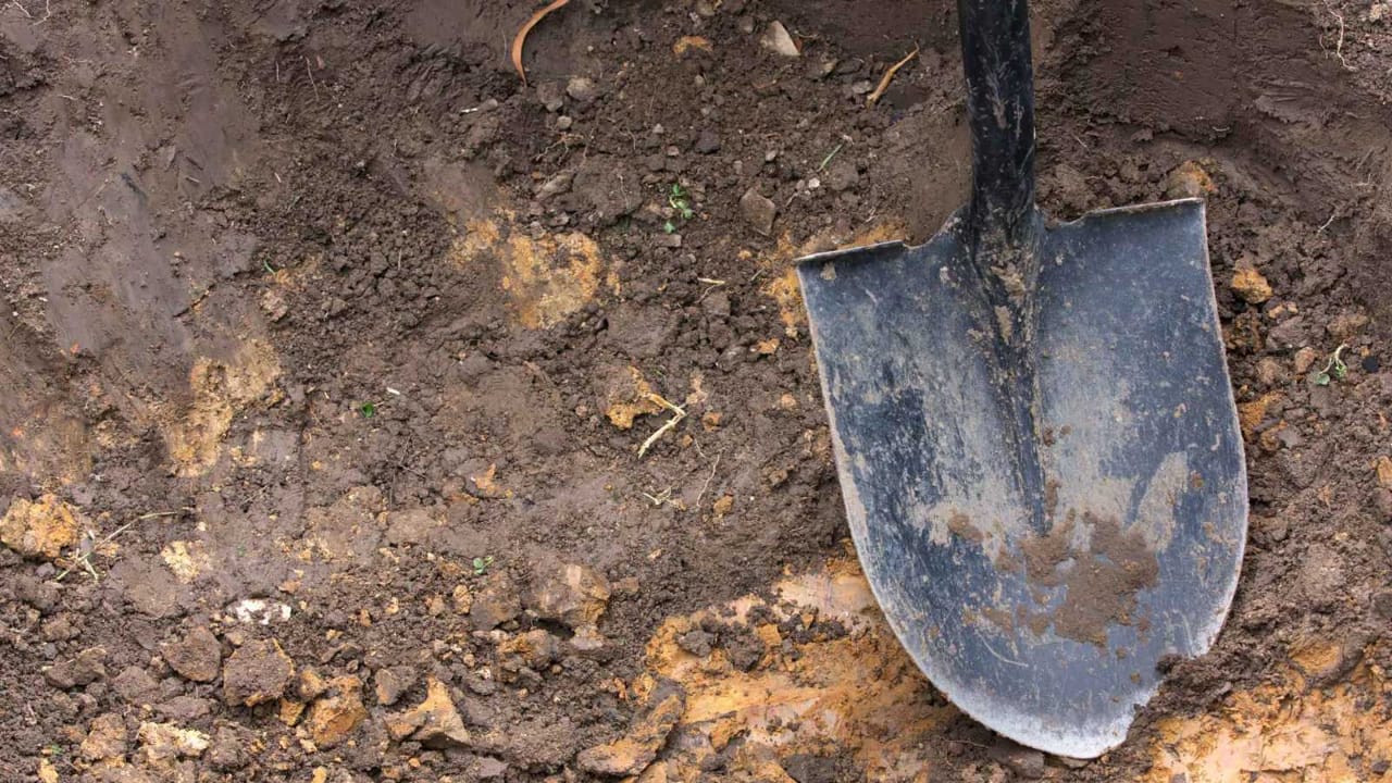 جريمة تهز اليمن.. أب ينهي حياة ابنه ويدفنه سرا