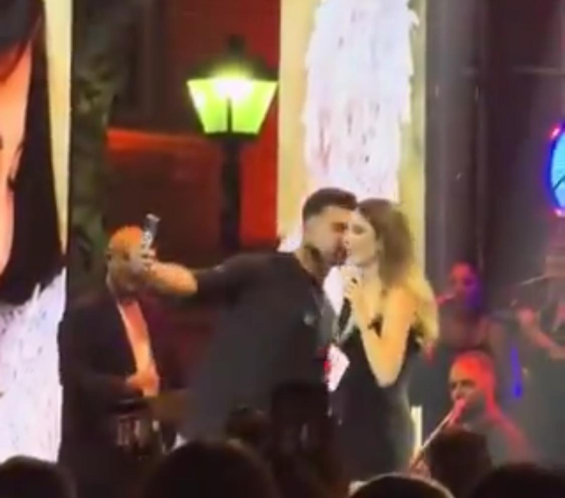 معجب يضع نانسي عجرم في موقف محرج ويفاجئها بقبلة على المسرح.. فيديو