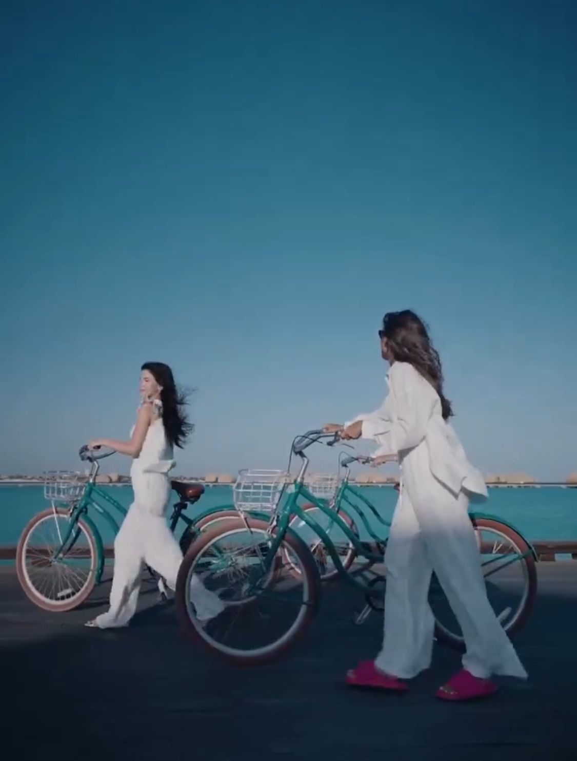 نارين وشيرين وسيدرا بيوتي يستمتعن بسحر جدة والبحر الأحمر .. فيديو