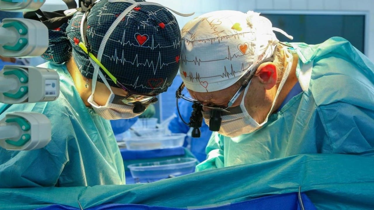 التخصصي ينجح في زراعة قلب لطفل بعد نقله من متبرع متوفى دماغيًا في الإمارات