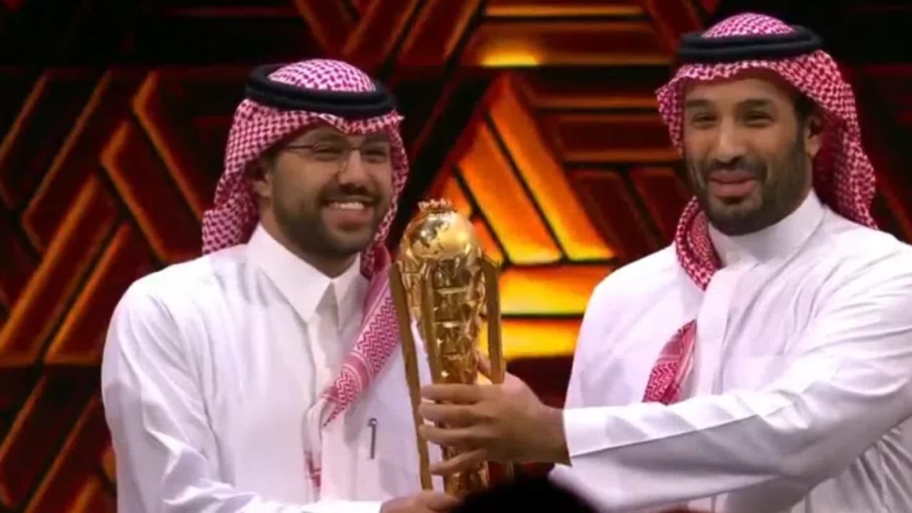 ولي العهد يتوج فريق فالكونز بكأس العالم للرياضات الإلكترونية 2025 .. فيديو