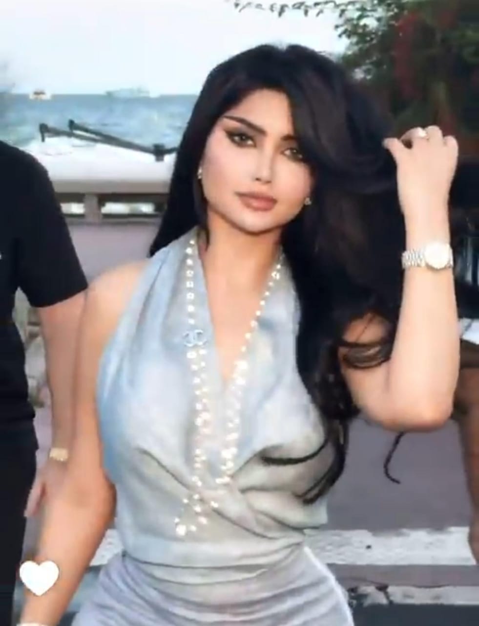 ملكة كابلي تظهر برفقة حراس شخصيين وتشعل مواقع التواصل .. فيديو