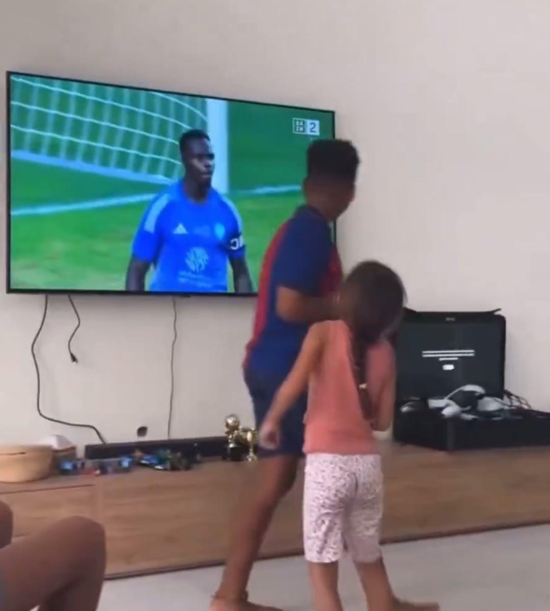 احتفال عائلة ميندي بعد تصديه الحاسم وتتويج الأهلي بالسوبر .. فيديو