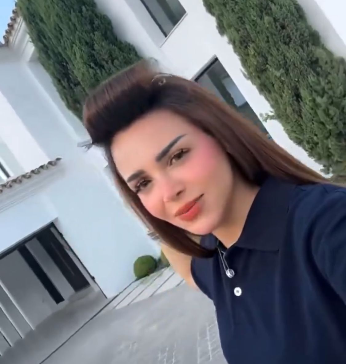 رهف القحطاني أمام أحد البيوت: بشتري بيت زي كذا وأحلى منه بستحق.. فيديو