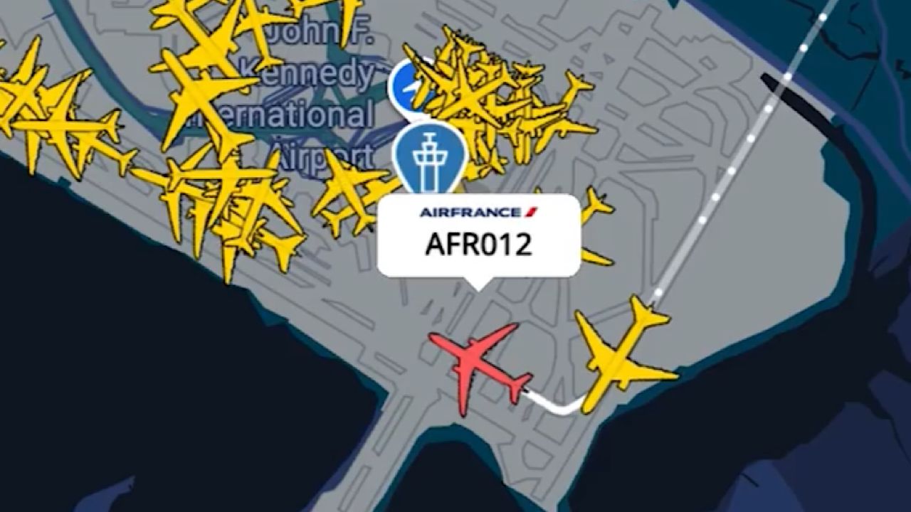 مشادة بين طيار ومراقب جوي في مطار نيويورك بسبب تعليمات عبور المدرج.. فيديو