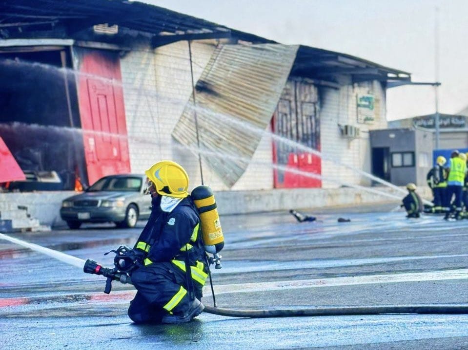 اندلاع حريق في مستودع بمكة المكرمة