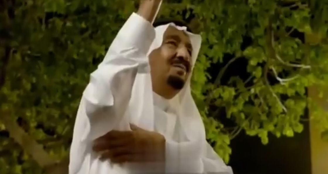 مقطع نادر لـ خادم الحرمين الشريفين وهو يؤدي العرضة ويأسر القلوب بفخر وعز.. فيديو