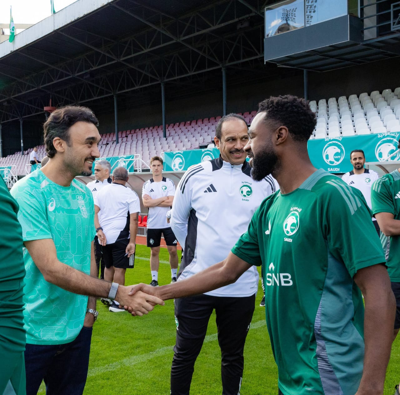 وزير الرياضة يزور معسكر الأخضر في التشيك .. صور