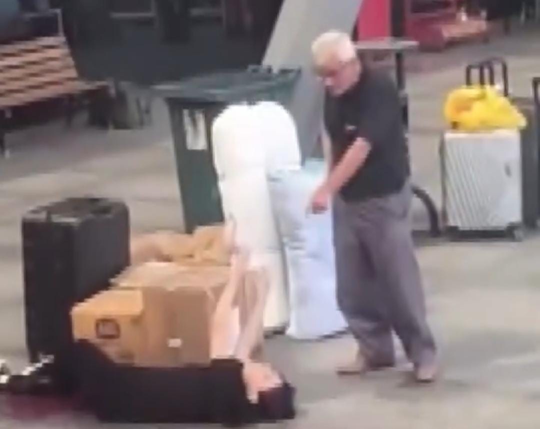 أب يطلق النار على ابنته وسط الشارع بتركيا .. فيديو