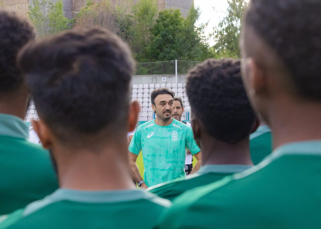 وزير الرياضة يزور معسكر الأخضر في التشيك .. صور