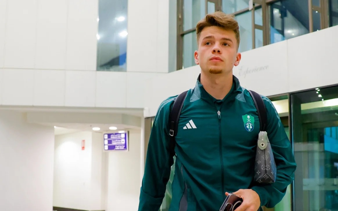 محترف الأهلي يقترب من المغادرة