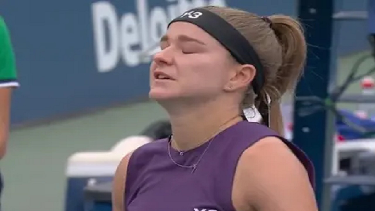 لاعبة تنس تدخل في نوبة بكاء بعد رؤية صديقها السابق.. صور