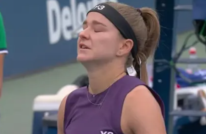 لاعبة تنس تدخل في نوبة بكاء بعد رؤية صديقها السابق.. صور