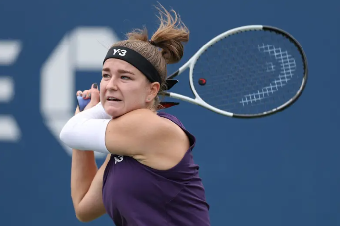 لاعبة تنس تدخل في نوبة بكاء بعد رؤية صديقها السابق.. صور