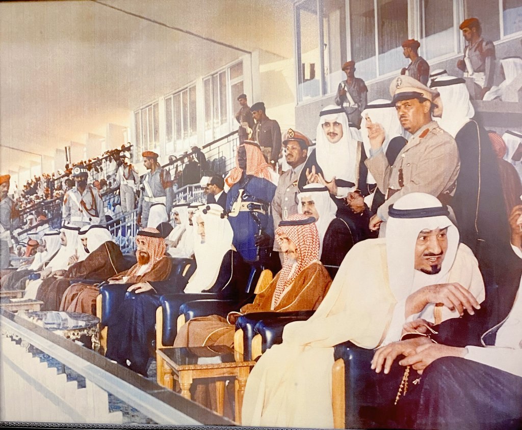 صورة نادرة للملوك والأمراء أثناء افتتاح ملعب الملز عام 1390هـ