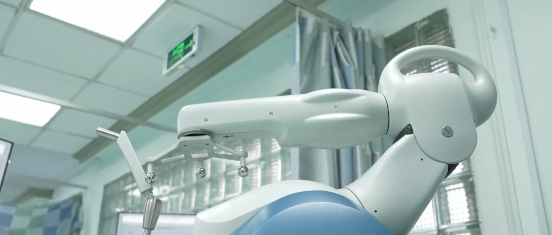 المملكة تعتمد الروبوت في إجراء عمليات استبدال مفاصل.. فيديو