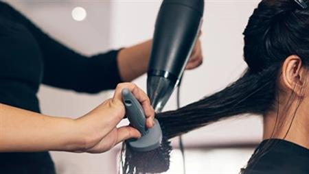 استشاري يحذر: مجفف الشعر يزيد خطر الإصابة بالربو والتهابات الرئة.. فيديو