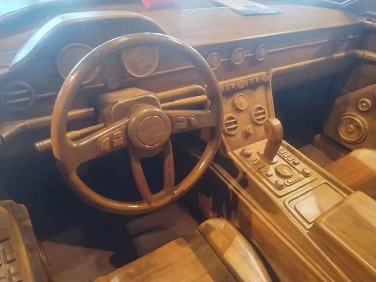 بنتلي تعرض نسخة خشبية فريدة من كونتيننتال GT للبيع ..صور